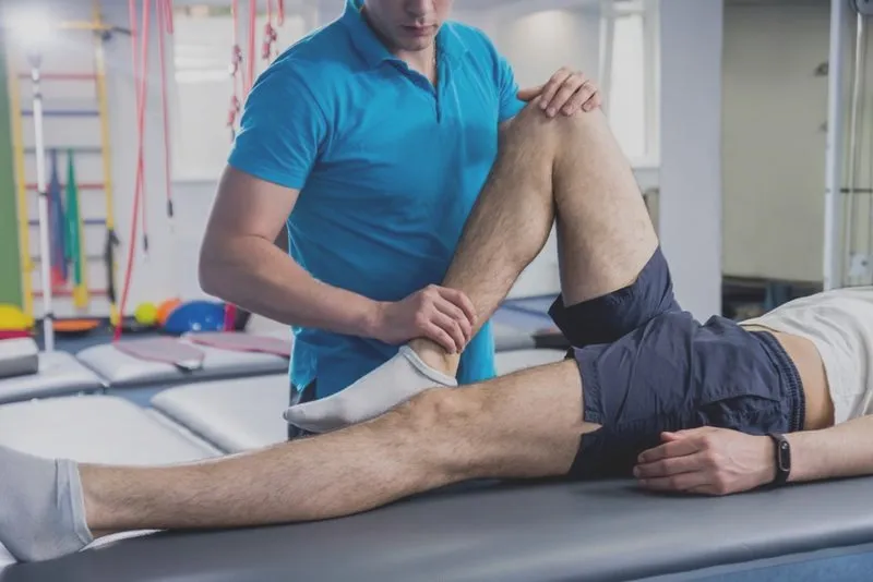 Czy fizjoterapeuta posiada prawo do wystawiania skierowań na zabiegi?