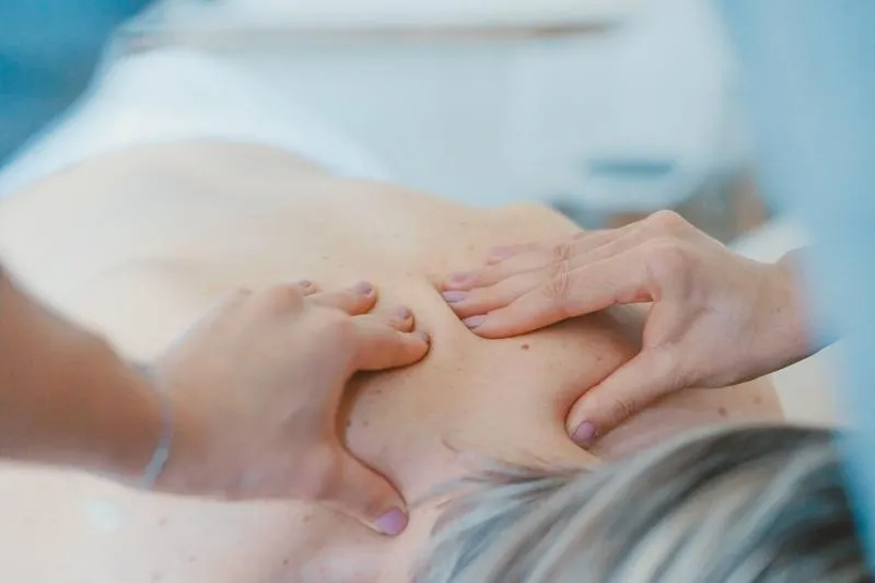 Fizjoterapeuta czy masażysta – jakie są kluczowe różnice?