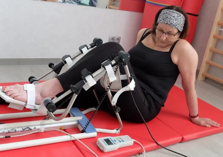 Ile czasu potrzeba na rehabilitację po operacji kolana? Sprawdź, co musisz wiedzieć!