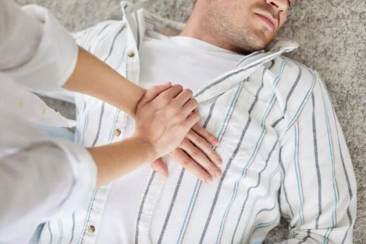 Jak często wykonywać uciśnięcia podczas masażu serca?