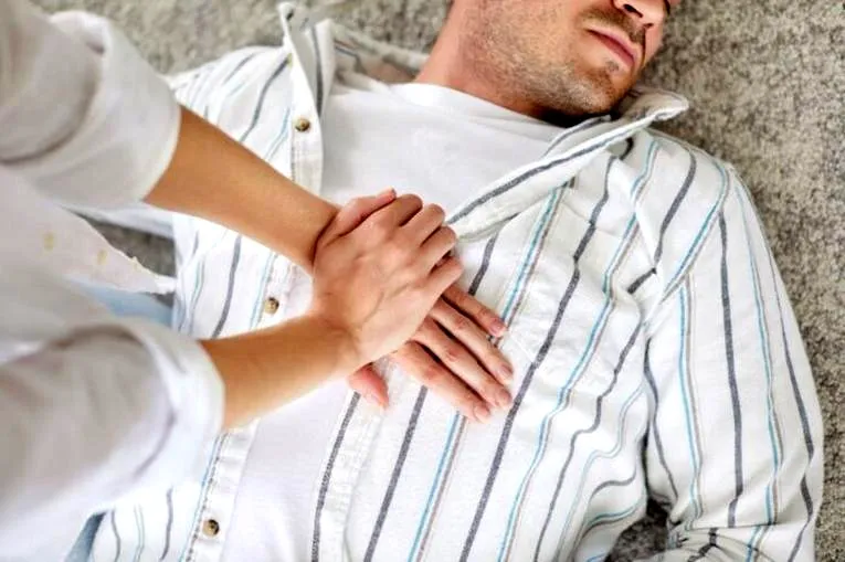 Jak skutecznie wykonać masaż serca w sytuacjach nagłych