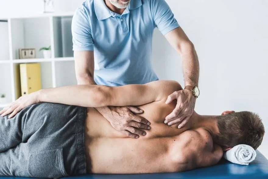 Jakie rehabilitacje na kręgosłup wybrać, aby poprawić komfort życia?