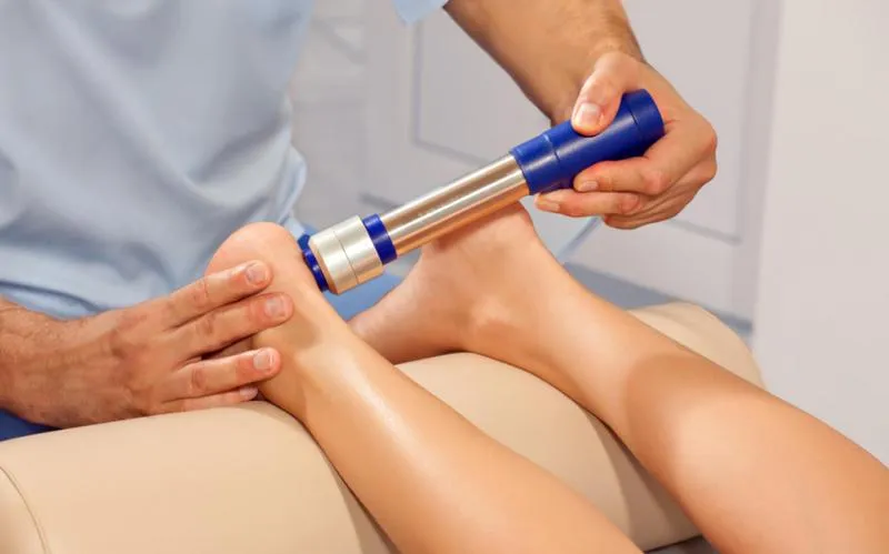 Odkryj, czym jest terapia falą uderzeniową i jak może pomóc w rehabilitacji