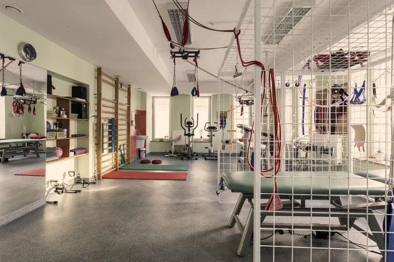 Rehabilitacja dzienna a ambulatoryjna – kluczowe różnice, które warto znać