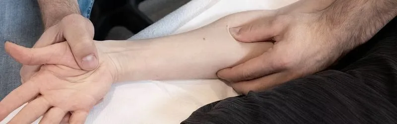 Rehabilitacja nadgarstka: jak przebiega proces powrotu do sprawności?