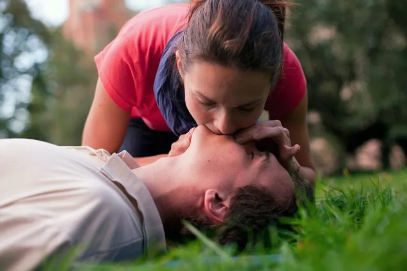 Sztuczne oddychanie i masaż serca – jak prawidłowo wykonywać uciski?