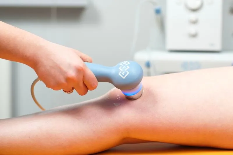 Ultradźwięki w rehabilitacji – jak mogą poprawić Twoje samopoczucie?