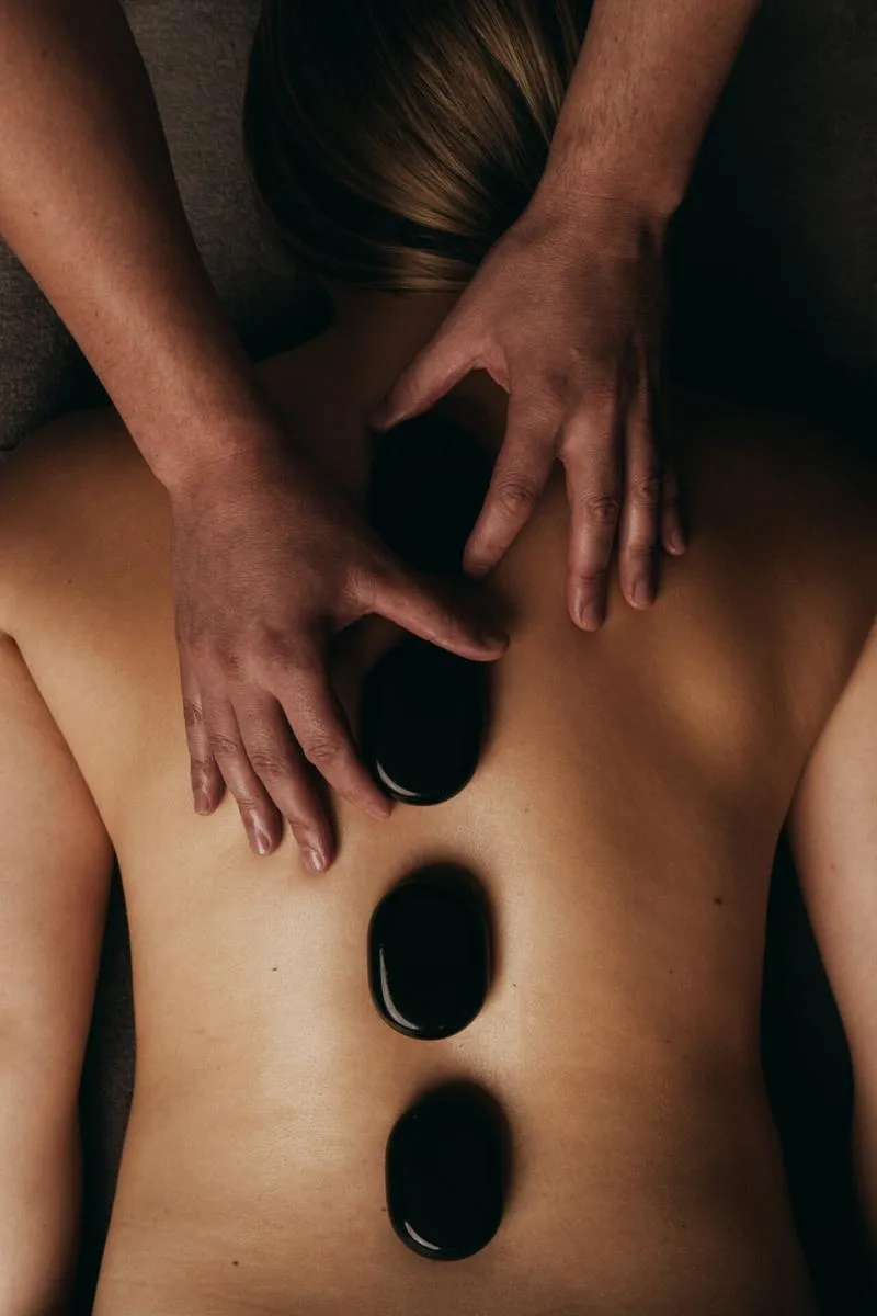 Korzyści masażu gorącymi kamieniami