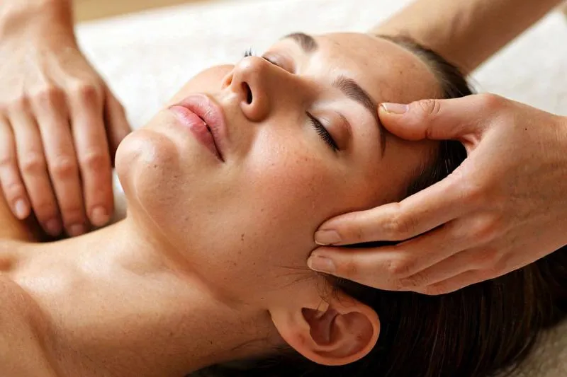 Masaż twarzy bańką chińską