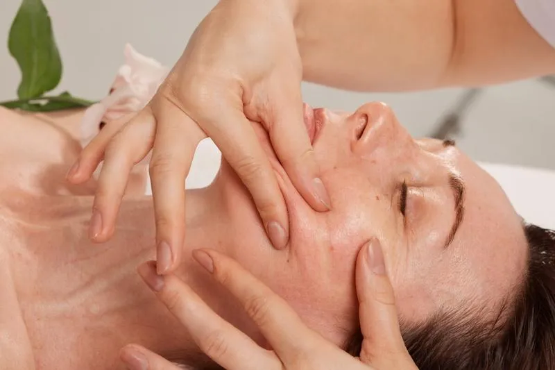 Techniki masażu twarzy