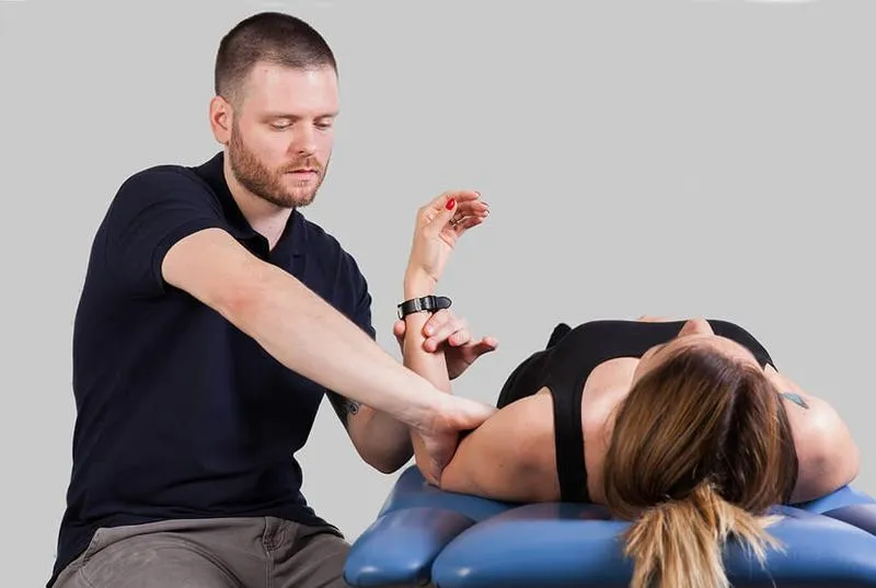 Zapobieganie powikłaniom po złamaniu łokcia